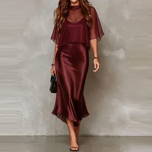Robe de soirée élégante en satin bordeaux avec coupe sirène et haut en mousseline
