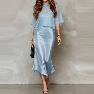 Élégante robe de soirée en satin bleu clair avec cape en mousseline et coupe sirène