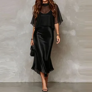 Robe de soirée élégante en satin noir coupe sirène avec haut en voile léger.