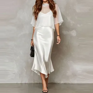 Robe de soirée élégante en satin blanc coupe sirène avec haut cape en mousseline assorti