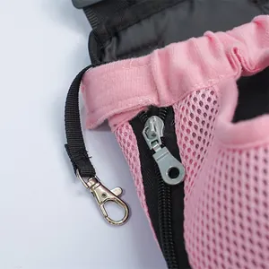 Nahaufnahme der rosa Haustier-Rucksackdetails mit atmungsaktivem Mesh-Gewebe und Metallbeschlägen.
