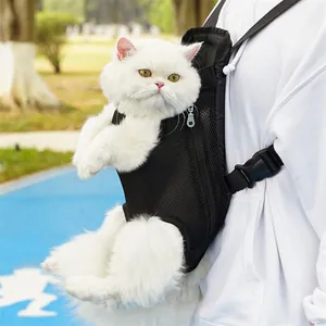 Detailansicht des schwarzen Mesh Haustierrucksacks, Brusttaschendesign für Katzen und Hunde.