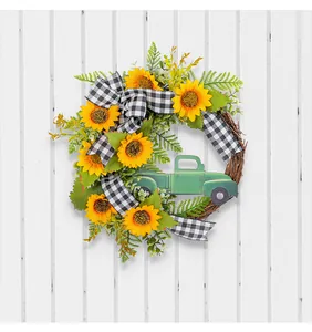 Vue détaillée de la couronne de tournesol et camion, déco de porte rustique printemps été.