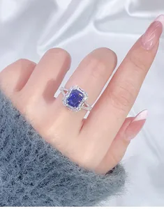 Prachtige S925 zilveren zirkoon ring detailweergave, elegante luxe vinger sieraden stuk.