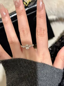 Vista detallada del elegante anillo de plata S925 trenzado con piedra ovalada en el dedo.
