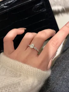 Anillo plata S925 óvalo circonita pavé trenzado detalle primer plano alianza elegante joyería