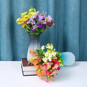 Piccole margherite artificiali di plastica fiori finti dettaglio per decorazione giardino.