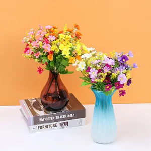 Vista dettagliata di fiori finti margherite artificiali, colorato mazzo decorativo.