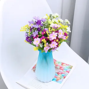 Bouquet di fiori artificiali margherite con vaso sfumato blu decorazione per la casa