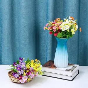 Bouquet di fiori artificiali margherite con vaso in vetro sfumato decorazione casa.