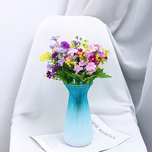 Bouquet di fiori di margherite artificiali con vaso in vetro sfumato per decorazione casa