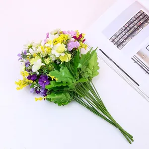 Dettaglio bouquet di margherite artificiali, composizione floreale colorata per decorazione casa.