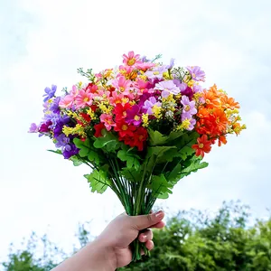 Bouquet di margherite artificiali in plastica colorate 28 teste per decorazione giardino dettaglio
