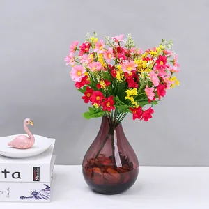 Bouquet di margherite artificiali in vaso di vetro viola con bellissimi dettagli.