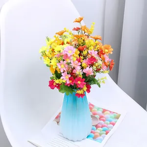 Bellissimo bouquet di fiori artificiali di margherite in un bel vaso blu decorazione casa