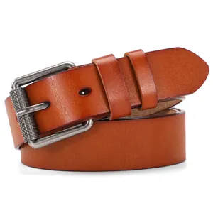 Vista detallada de cinturón de cuero genuino vintage para hombre con hebilla metálica.