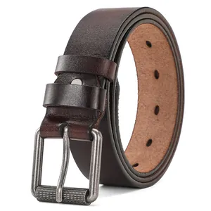Vista detallada del cinturón de cuero genuino para hombre con hebilla de metal antiguo.