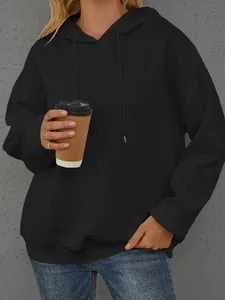 Schwarzer Damen Kapuzensweatshirt Detail, mit dreidimensionalem Buchstabenmuster Design.
