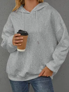 Lässiger grauer Kapuzenpullover für Damen mit stilvollen geprägten Buchstaben und langen Ärmeln.