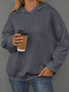 Detailansicht des grauen Damen Kapuzenshirts mit einzigartiger 3D geprägter Buchstabenstruktur.