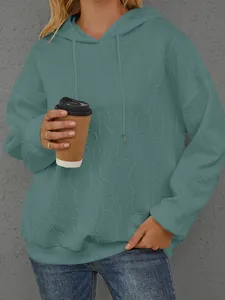 Nahaufnahme Detail von Damen lässigen lockeren Kapuzenpullover mit 3D geprägten Buchstaben.