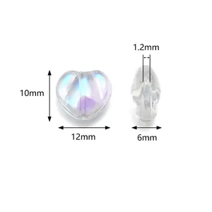Nahaufnahme von weissen Aurora Glas Herz Perlen mit genauen Massangaben fur DIY.