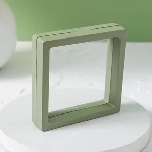 Grünes quadratisches schwimmendes Schmuckaufbewahrungsbox mit transparenter PE-Folie für Ringe.