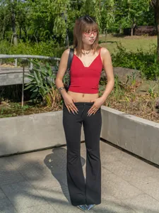 Λεπτομέρεια κόκκινο σέξι crop top με βαθύ V, στενή ελαστική μοντέρνα γυναικεία μπλούζα.