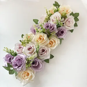 Détail en gros plan d'une rangée de fleurs de mariage artificielles en rose et mauve.