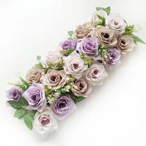 Détail de rangée de fleurs de mariage artificielles, décor d'arche roses violettes.