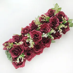 Détail de la rangée de roses artificielles bordeaux, idéal pour arche de mariage et T-stage.