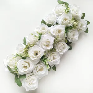 Detail de composition florale de roses artificielles blanches, ideal pour decor d'arche.