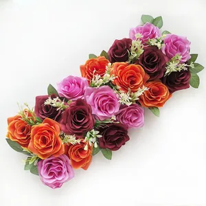Gros plan détaillé de la rangée de fleurs de roses artificielles pour arche de mariage.