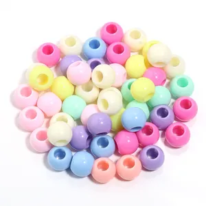 Gros plan de perles acryliques colorees a grand trou pour bracelets DIY, chaînes de telephone et arts.