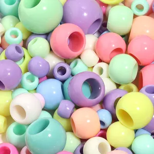 Perles rondes en acrylique à grand trou colorées pour bracelets DIY et loisirs créatifs.