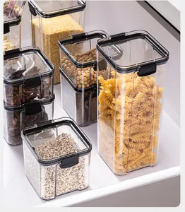 Set di contenitori per alimenti in plastica trasparente con coperchi neri per la cucina.