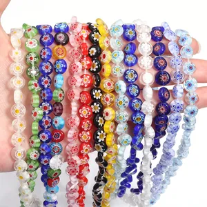 Dettaglio perline piatte in vetro millefiori colorato, ideale per gioielli fai da te.
