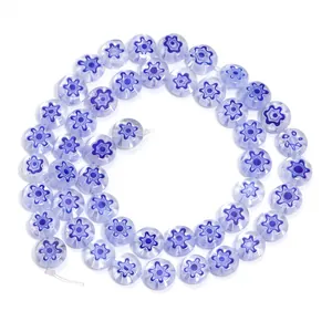 Vista dettagliata di perline di vetro millefiori piatte rotonde con fiori per gioielli.