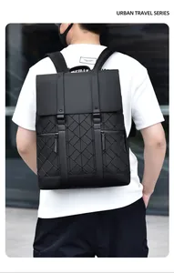 Gedetailleerd overzicht van de zwarte geometrische rugzak gedragen door een model met stijl.