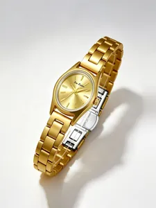 Montre élégante en acier inoxydable doré pour femme avec cadran ovale et bracelet