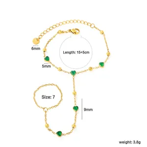 Vue détaillée d'un bracelet bague doré avec des cœurs verts et des dimensions précises