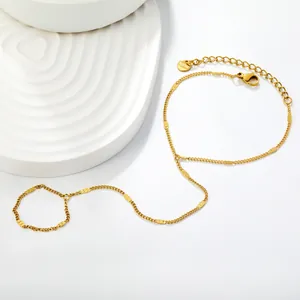 Vue détaillée d'un bracelet bague minimaliste en acier inoxydable plaqué or 18 carats.
