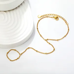 Vue détaillée d'un bracelet bague délicat en acier inoxydable plaqué or 18 carats perlé.