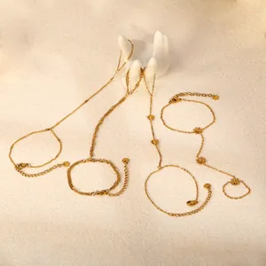 Vue détaillée de divers bracelets de doigt plaqués or avec motifs de cœur et de fleur.