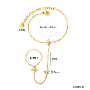 Vue détaillée d'un bracelet de doigt en acier inoxydable doré avec breloques fleurs