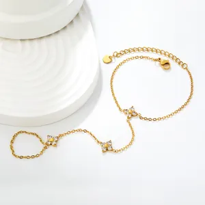 Gros plan d'un bracelet bague en acier inoxydable doré avec des breloques étoiles brillantes