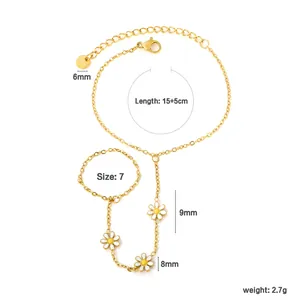 Détail d'un bracelet bague marguerite en acier inoxydable doré avec mesures.
