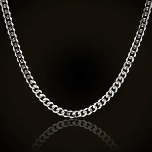 Detailopname van een 7 mm roestvrijstalen zeshoekige schakelketting in zilveren afwerking