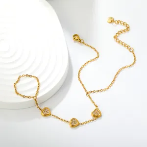 Bracelet esclave élégant en acier inoxydable doré avec breloques en cœur de cristal.
