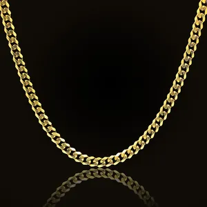 Detail van 7 mm gouden roestvrijstalen cubaanse schakelketting met zeshoekige slijping